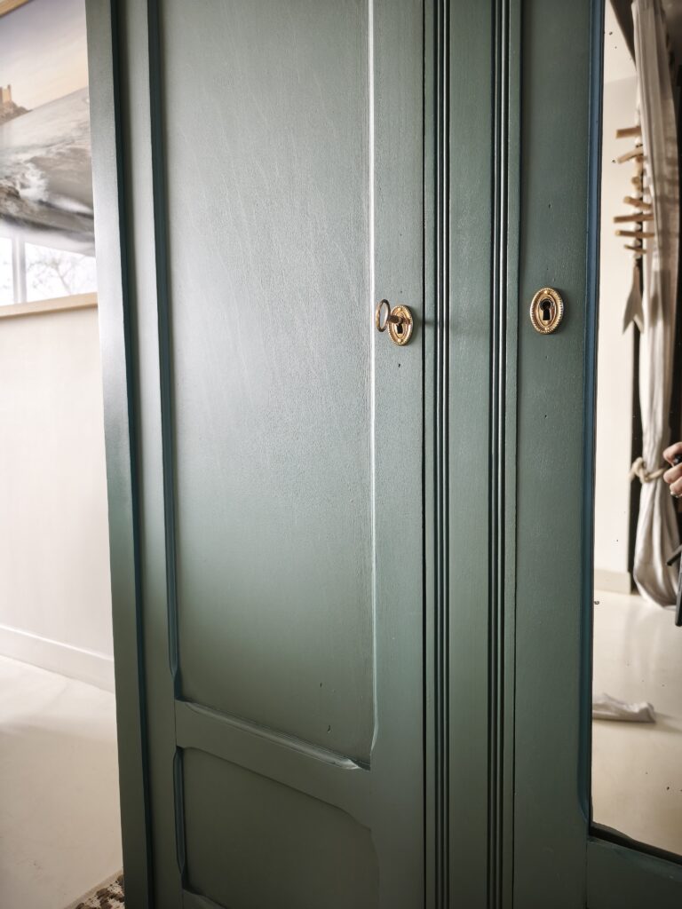 armoire-parisienne-zoom-porte-entree-serrure
