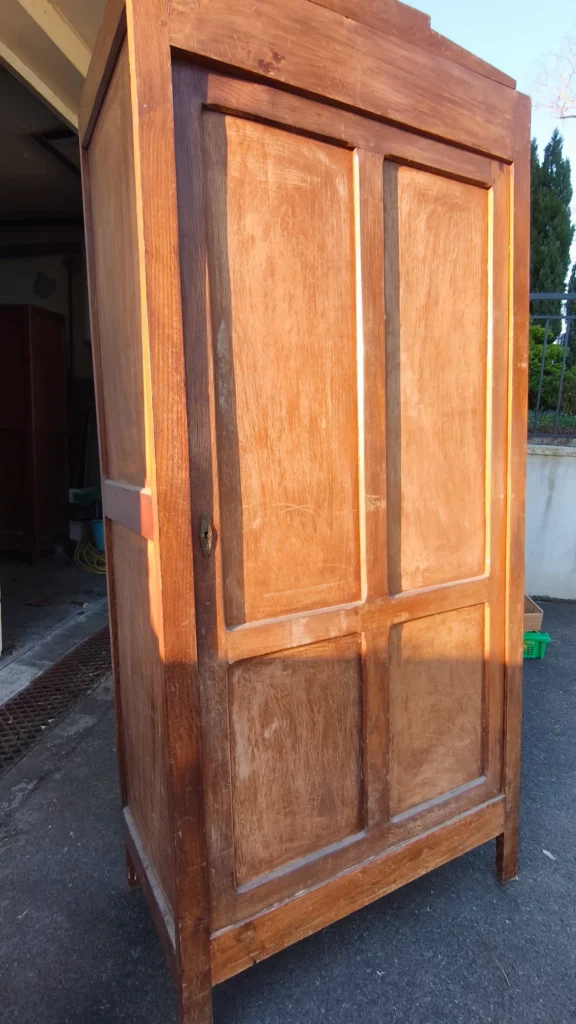armoire-parisienne-une-porte-vue-de-côté