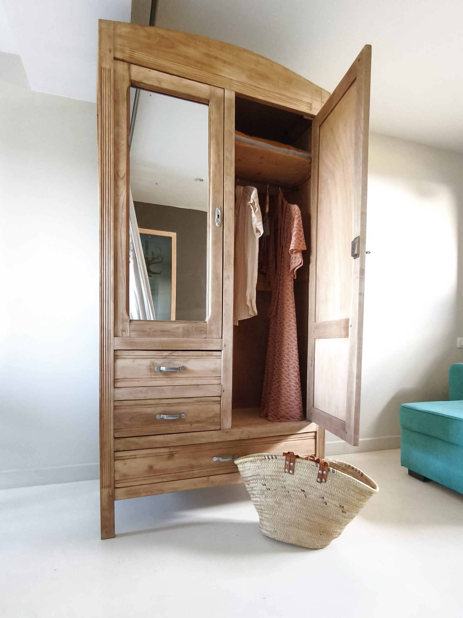 Grande-armoire-parisienne-porte-ouverte