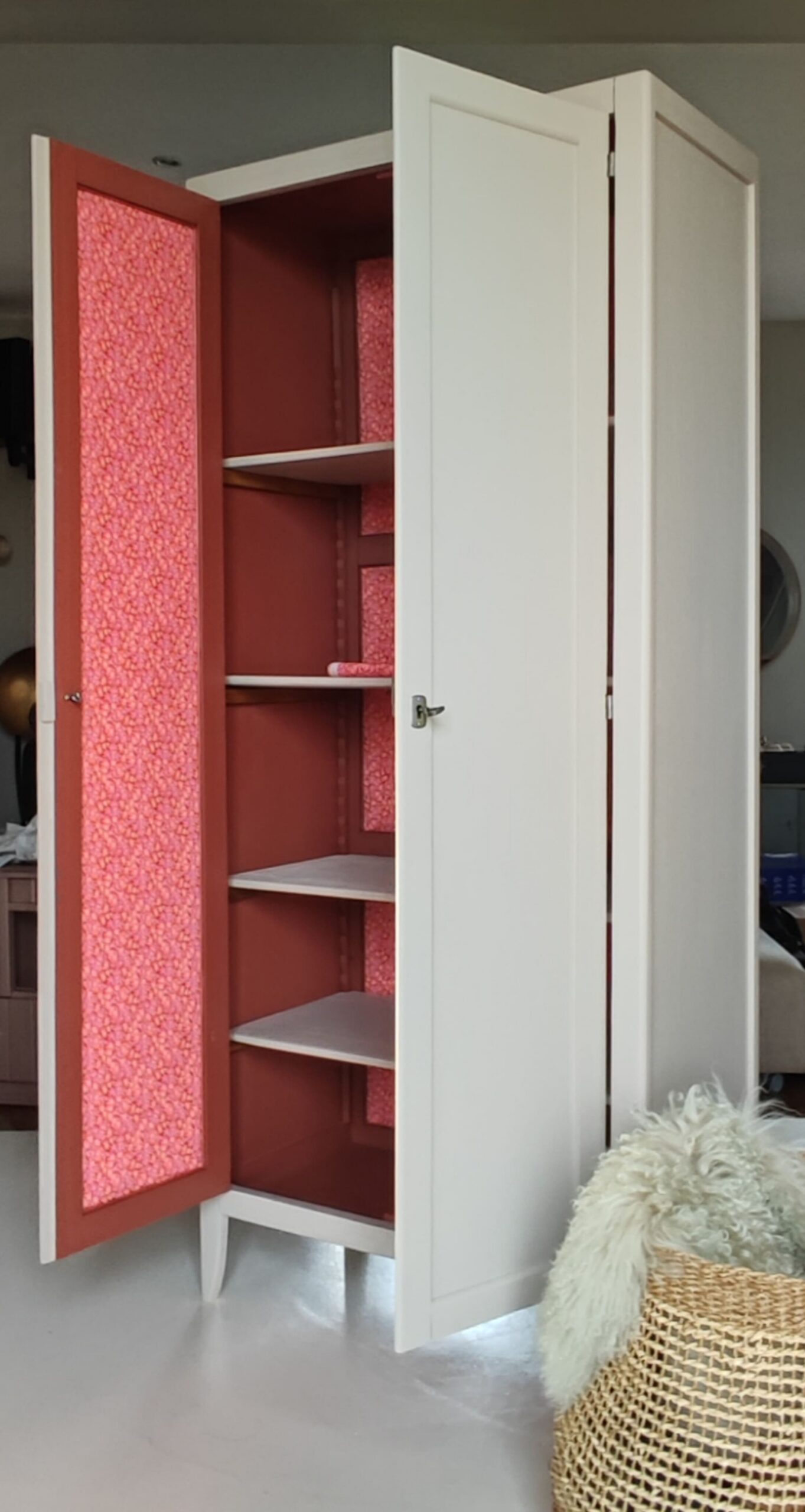 armoire-parisienne-portes-ouverte